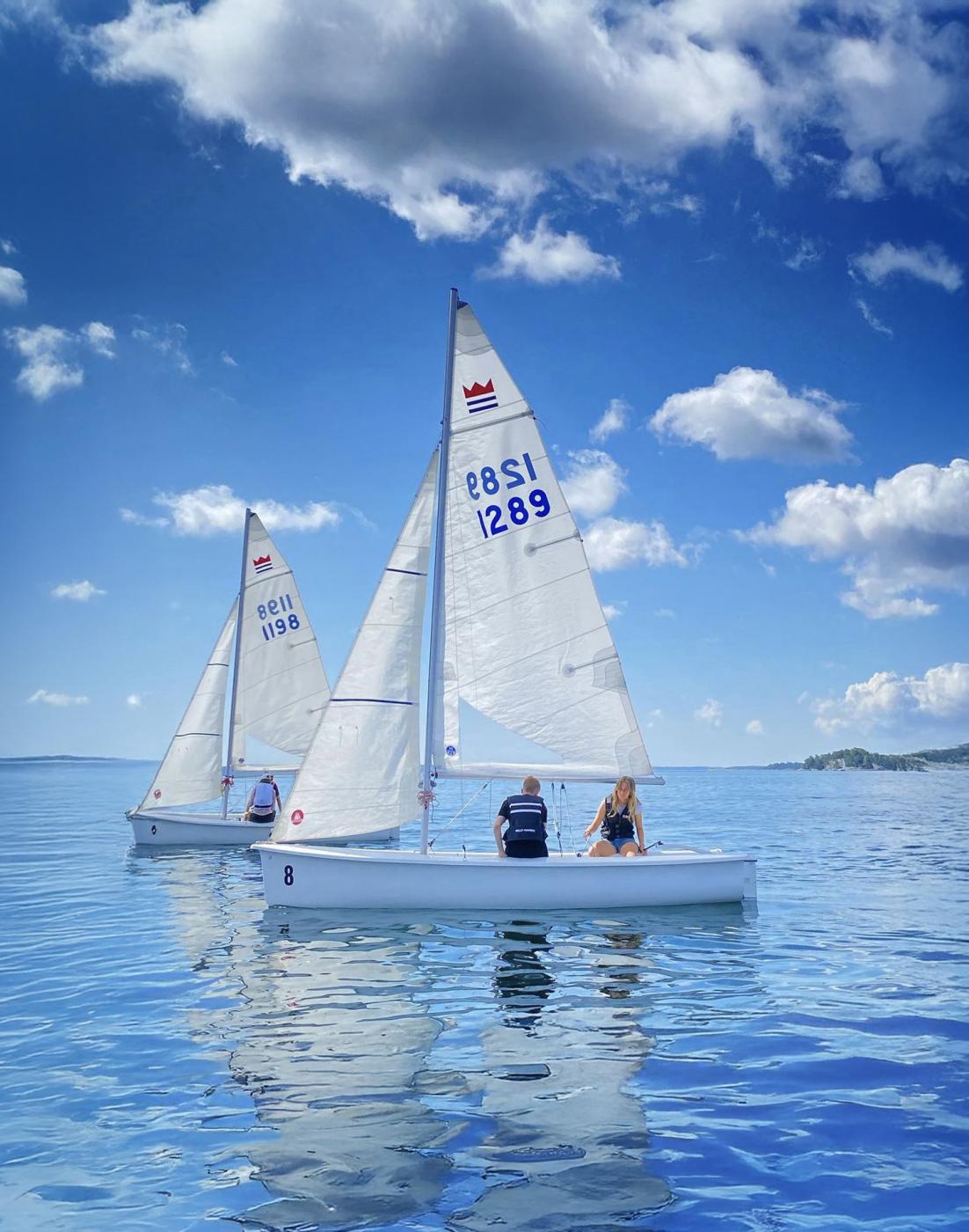 Segeljollar ute på vattnet