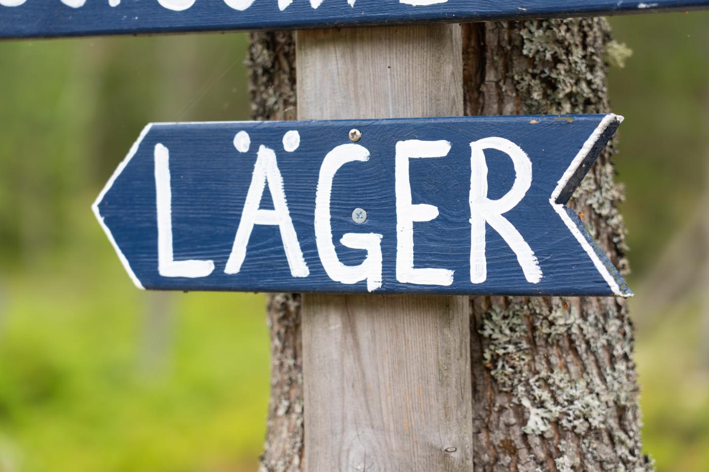 Skylt med texten läger