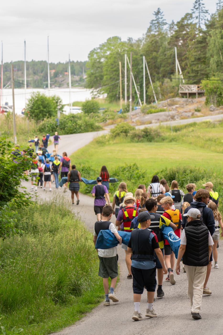 Deltagare på seglarlägret går mot båtarna