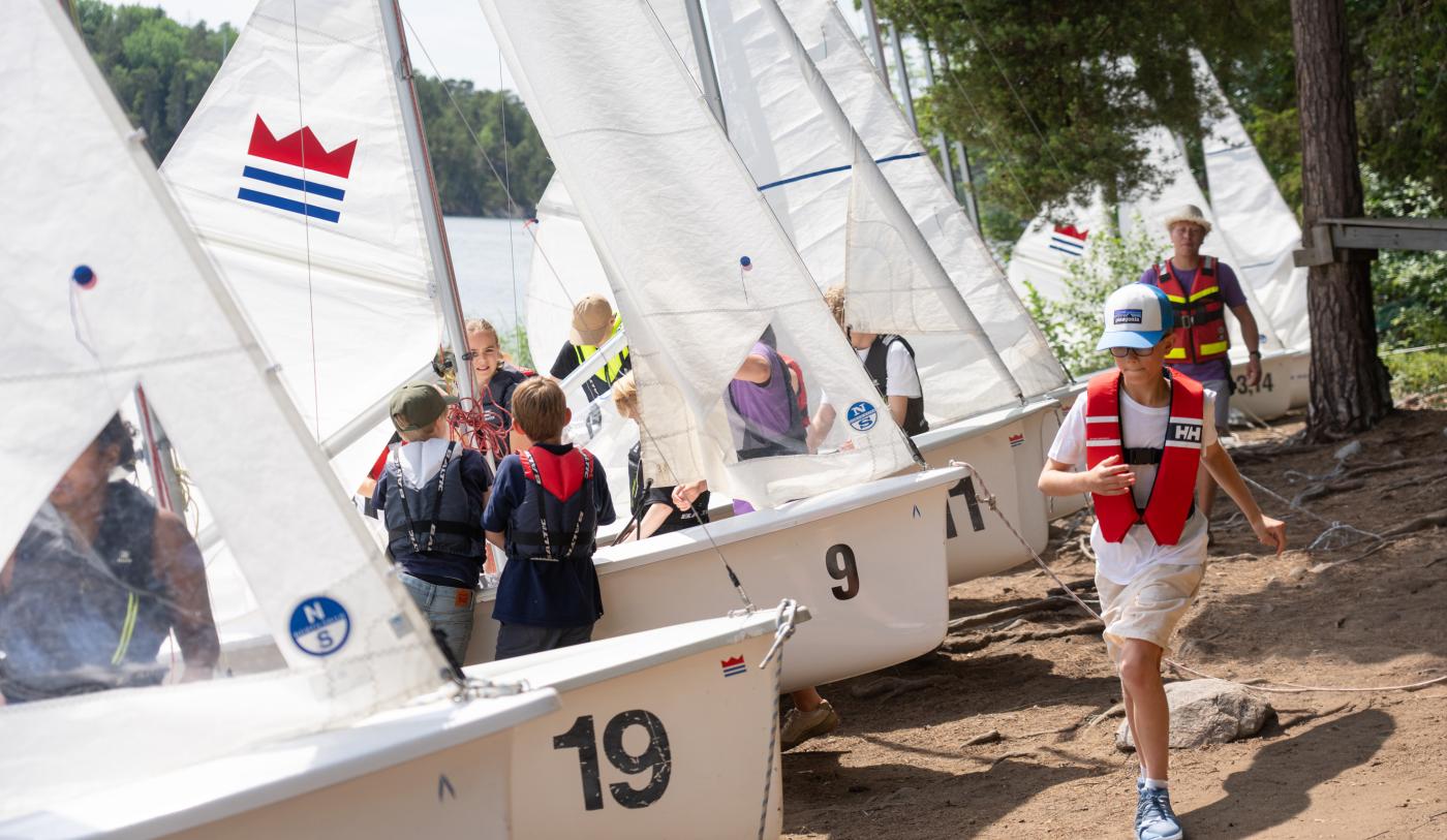 Segelbåtar som riggas