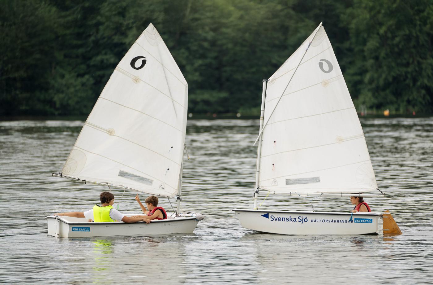 Två optimistjollar på håll