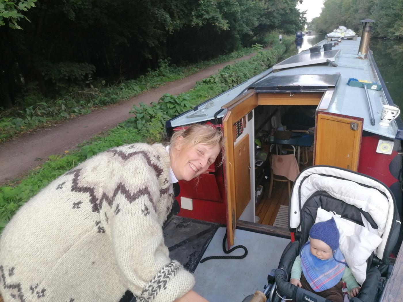 Soloseglaren Emma Ringqvist med sin dotter på kanalbåt i England